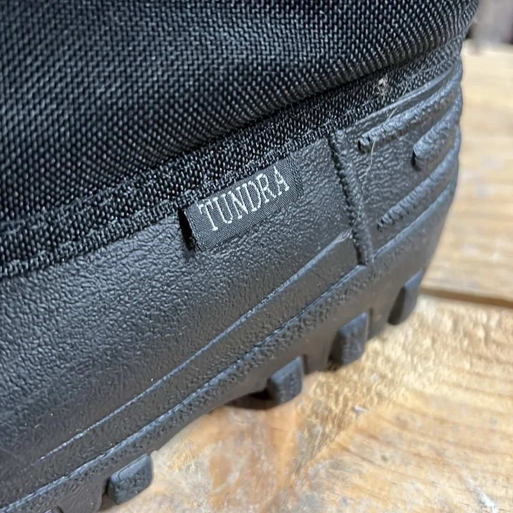 Size 11 boys black snow boot by Tundra. In near perfect unworn condition.